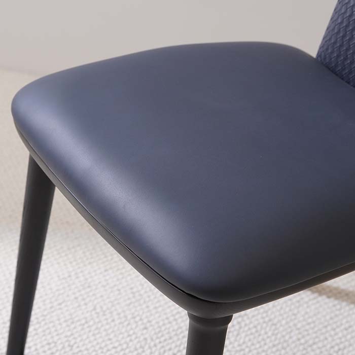 Moderne donkerblauwe lederen gestoffeerde U-vormige eetkamerstoelen zonder armleuningen
