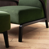 Moderne groen fluwelen fauteuil met armleuning en poef