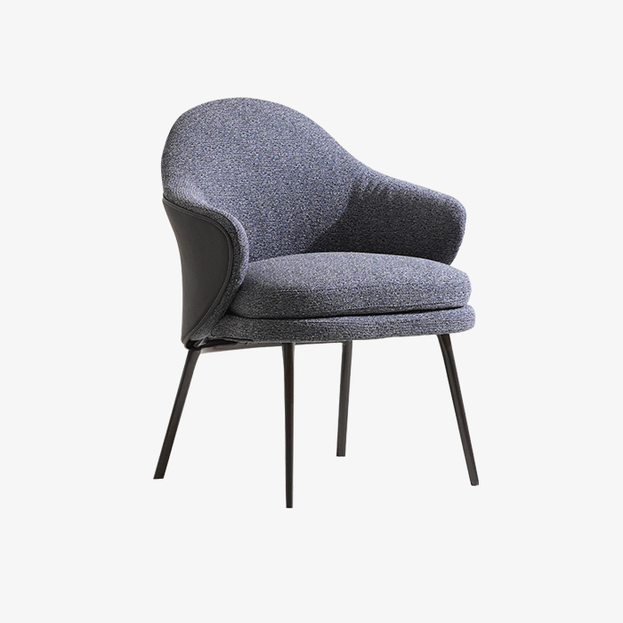 Eigentijdse, blauw gestoffeerde eetfauteuil met gebogen rug