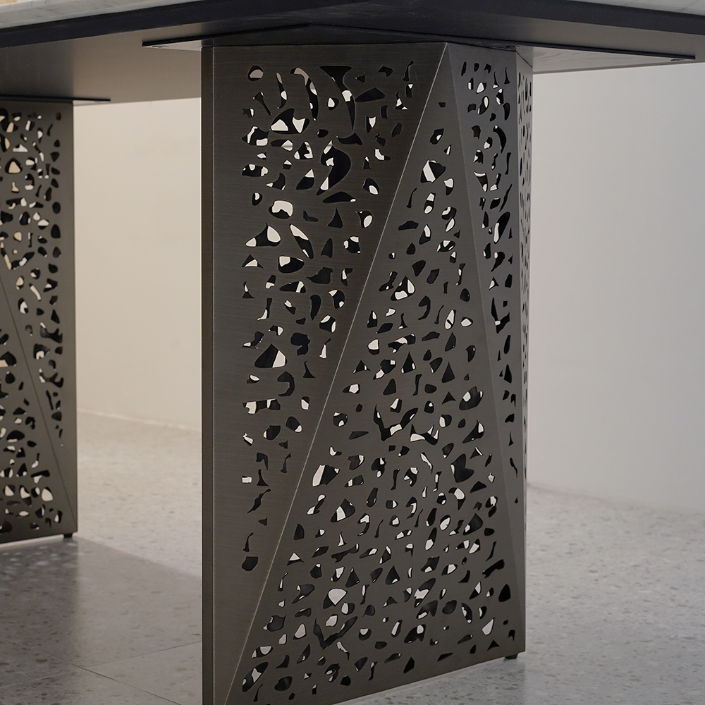 Moderne eettafel met marmeren blad en roestvrijstalen poten. Eetkamermeubilair