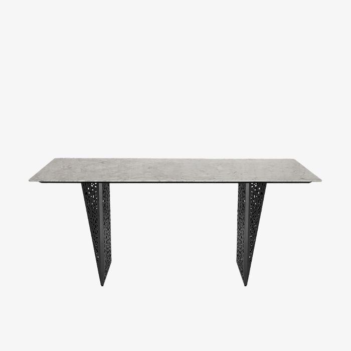 Moderne eettafel met marmeren blad en roestvrijstalen poten. Eetkamermeubilair