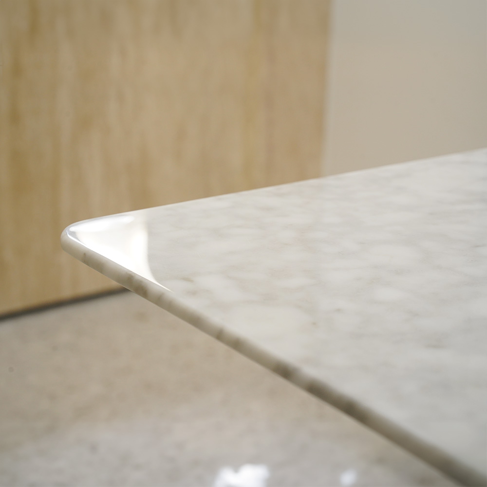 Moderne eettafel met marmeren blad en roestvrijstalen poten. Eetkamermeubilair