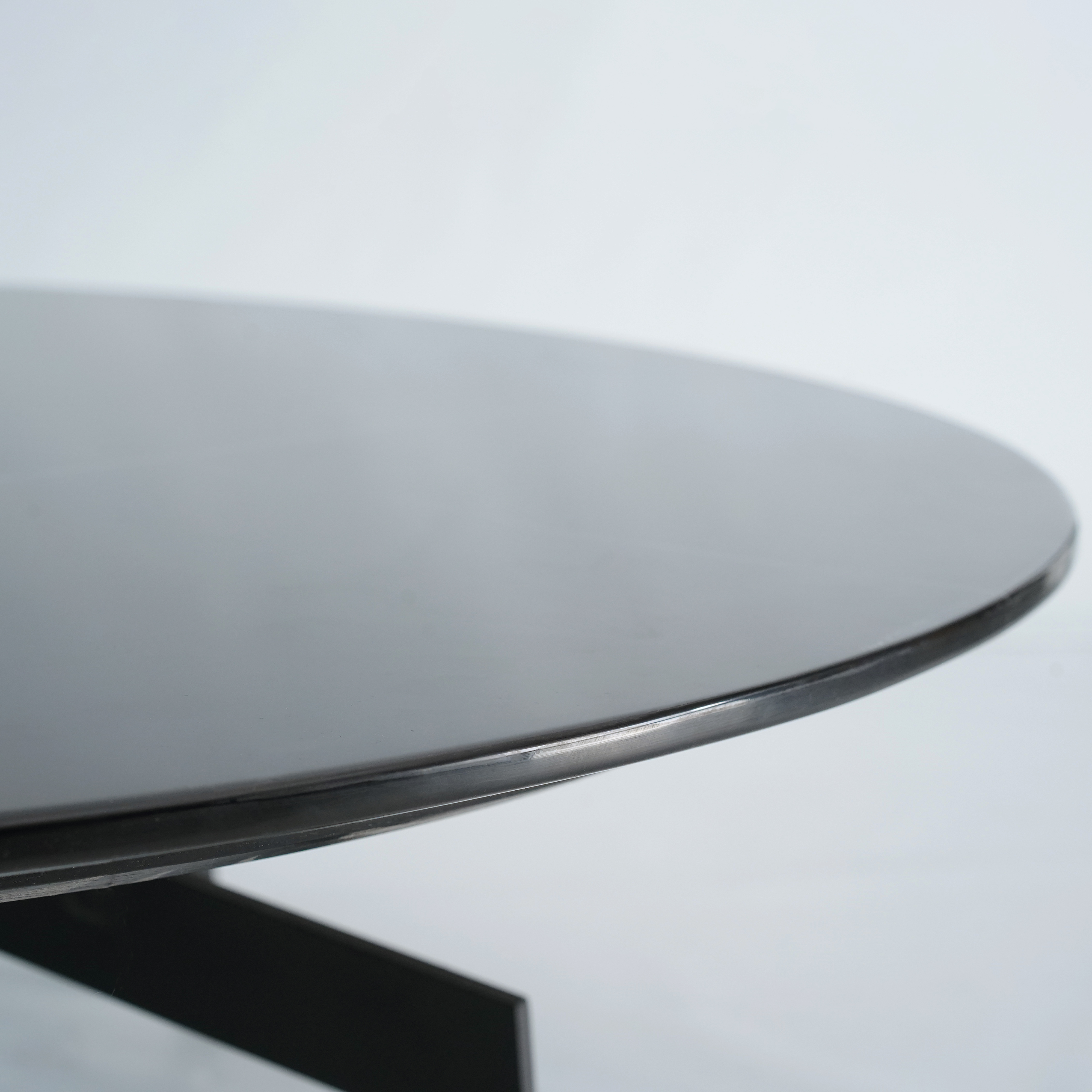 Midcentury moderne zwarte marmeren ronde salontafel voor de woonkamer