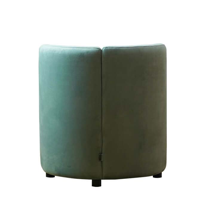 Moderne fluwelen fauteuil met gebogen rugleuning en enkele fauteuil