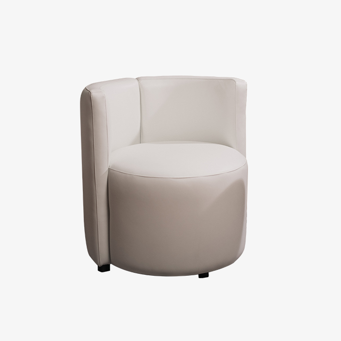 Moderne fluwelen fauteuil met gebogen rugleuning en enkele fauteuil