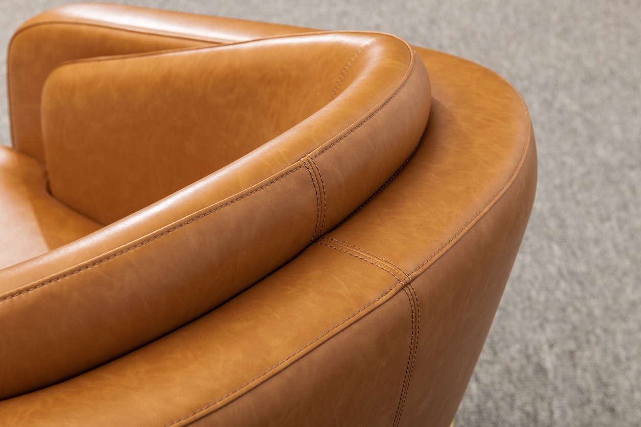 Bruin lederen stoel, modern meubilair, gedempte fauteuil, luxe loungestoel