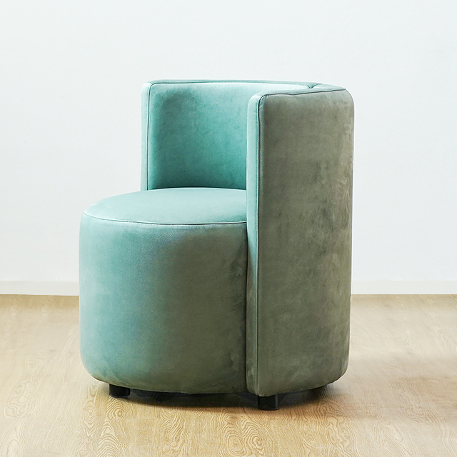 Moderne fluwelen fauteuil met gebogen rugleuning en enkele fauteuil