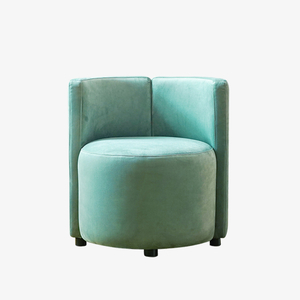 Moderne fluwelen fauteuil met gebogen rugleuning en enkele fauteuil