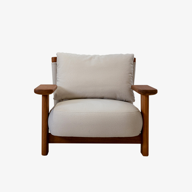 Moderne gestoffeerde loungefauteuil voor binnen en buiten met houten frame